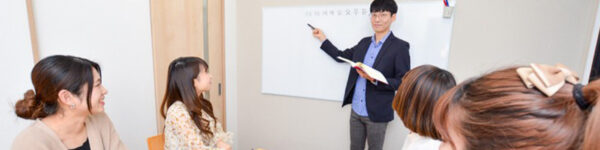 Kvillageで韓国語のレッスンをしている先生と生徒