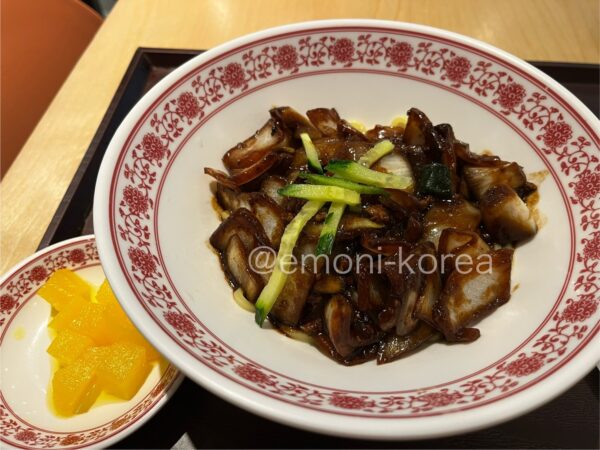 金海空港国際線3階のフードコート「PLE:EATING LOUNGE」の韓国式ジャージャー麺