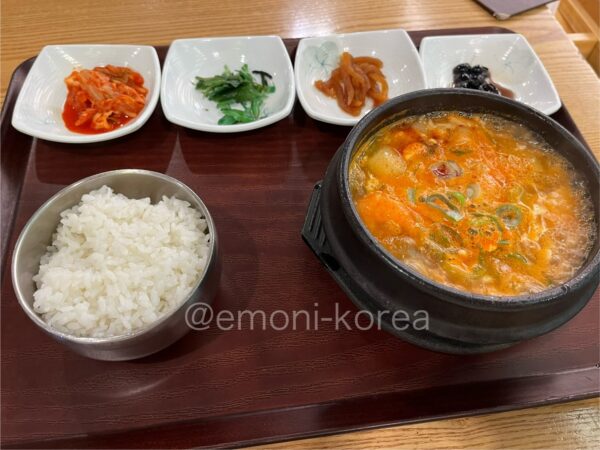 金海空港国際線3階の韓国料理専門店「プンギョンマル」の海鮮スンドゥブチゲ