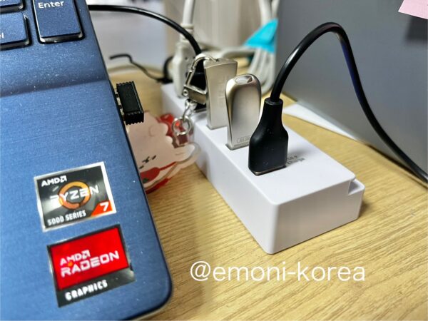 USBポートで口を増やしたにもかかわらず、USBでいっぱいのパソコン横の実際の写真