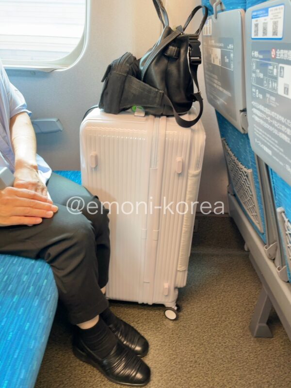 新幹線の足下にイノベーターのスーツケース75リットルを置いた実際の写真