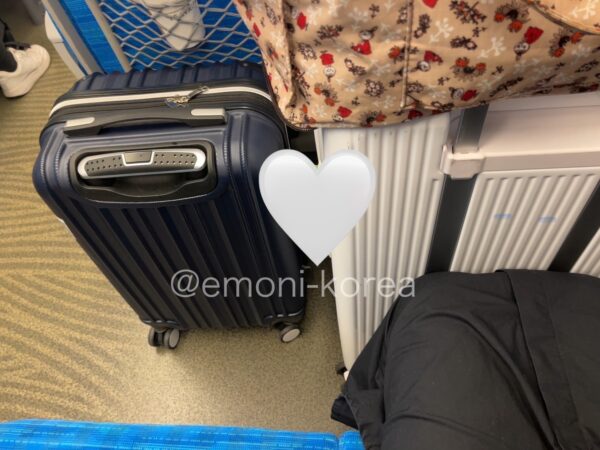 新幹線の足下にイノベーターのスーツケース75リットルを置いた実際の写真2