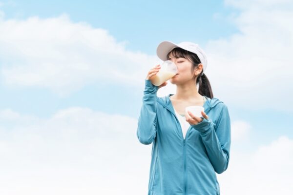 frame おいしそうにプロテインを飲んでいる女性のイメージ写真