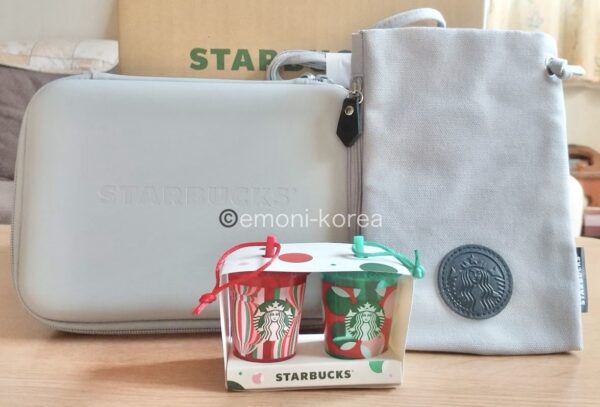 ポケットが２つある2026年スタバ福袋のランダム３つ。2026福袋デザインのサコッシュと赤と緑のカップとマルチハードケース