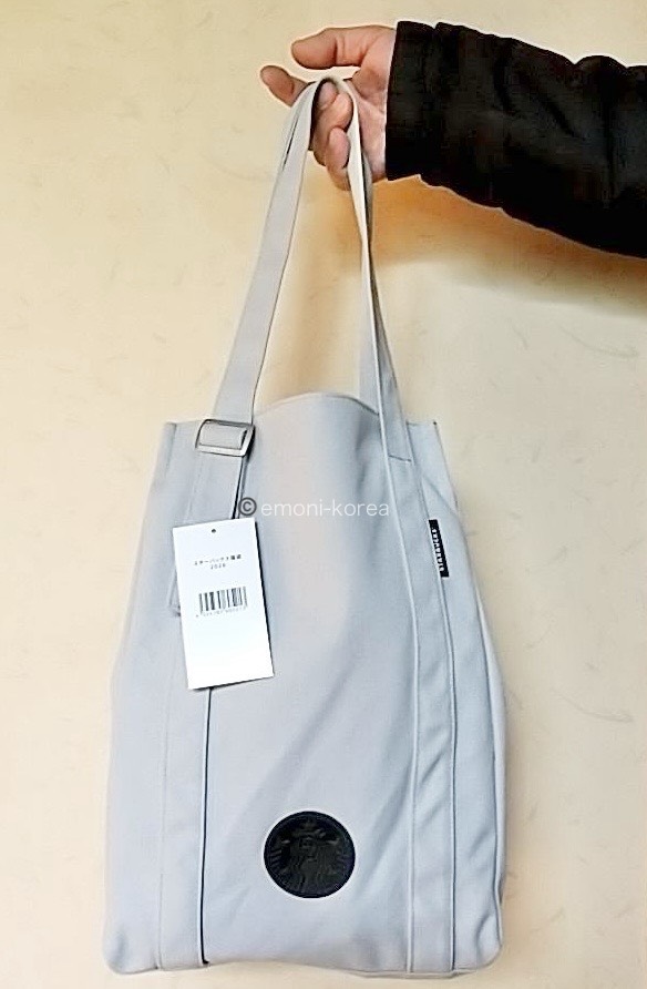 2026年スタバ福袋の開封した中身の真ん中にスタバマークが入ったグレーのトートバック