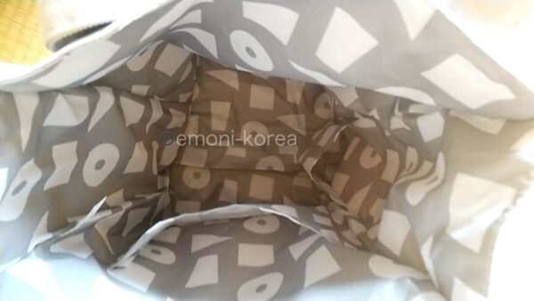 ポケットが２つある2026年スタバ福袋トートバックの内側